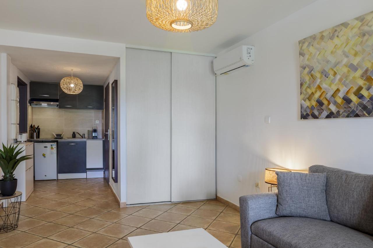 Le Saint-Gilles - Studio A St-Gilles-Les-Bains - Situe Dans Residence Privee Avec Piscine Екстериор снимка