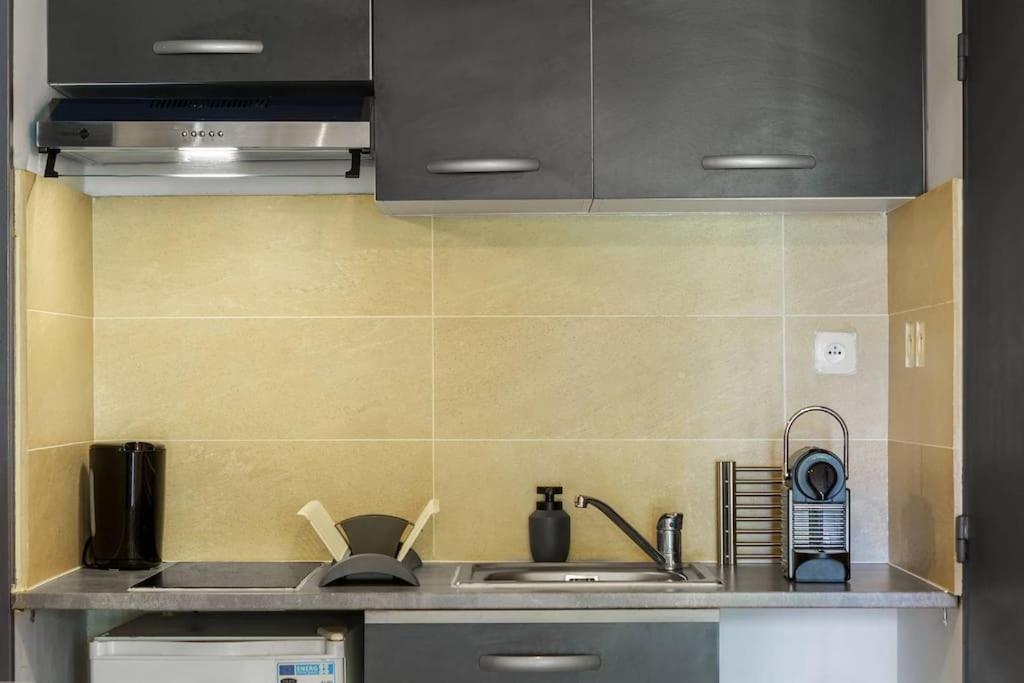 Le Saint-Gilles - Studio A St-Gilles-Les-Bains - Situe Dans Residence Privee Avec Piscine Екстериор снимка
